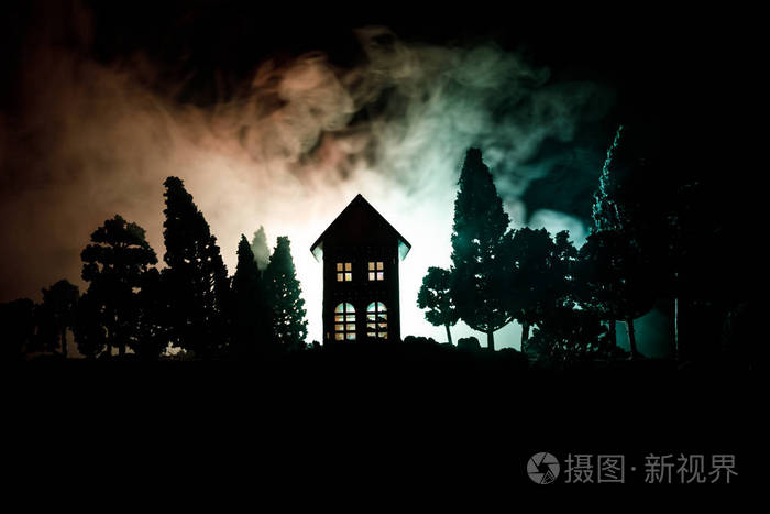 晚上在森林里有鬼魂的老房子, 或者在大雾中遗弃了闹鬼的恐怖屋.