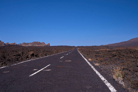 熔岩之间的道路。质感砂岩