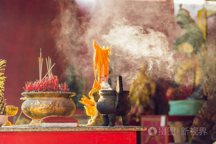 香棍锅上的熏烟用的是对佛陀的敬意, 尊重佛陀在佛教生活中祈祷的佛陀
