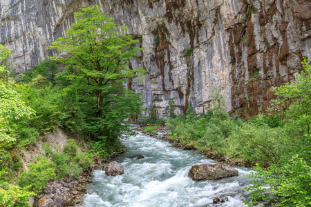 陡峭悬崖上的高山河