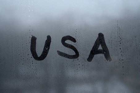 英文缩写 美国 是用手指写在迷离玻璃的表面上的。美利坚合众国