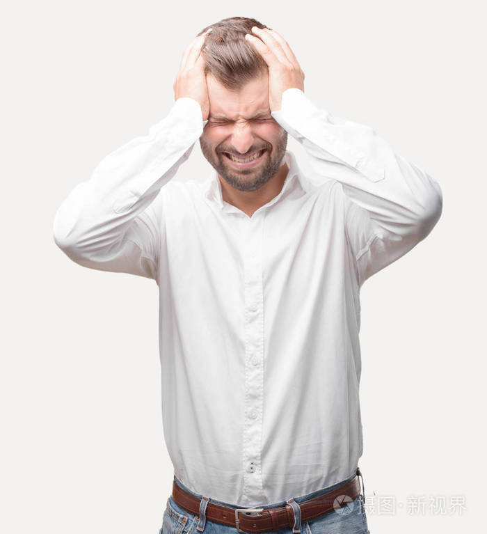 年轻英俊的男人带着悲伤的表情穿着白色 t恤, 郁闷的姿势.