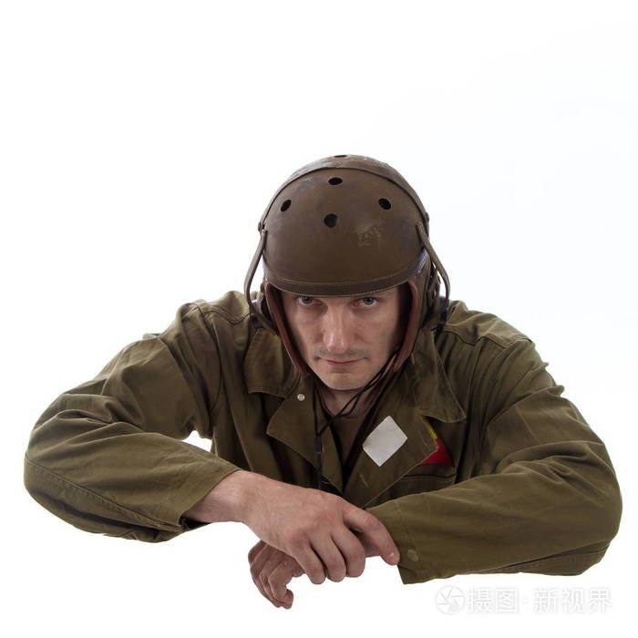 美国装甲兵军事制服中的男演员在白色背景上摆姿势