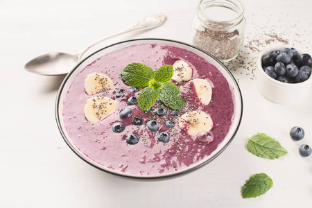 带新鲜蓝莓的冰鲜碗用于健康早餐。热门竞争