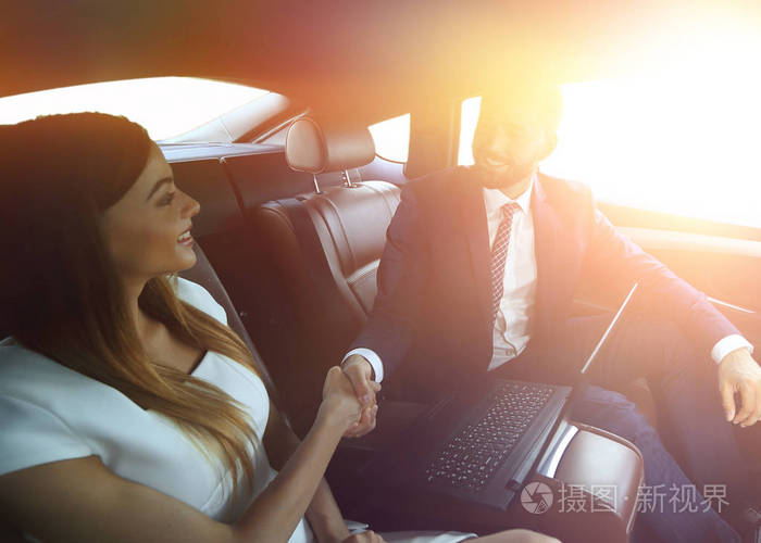 男人和女人在车里握手