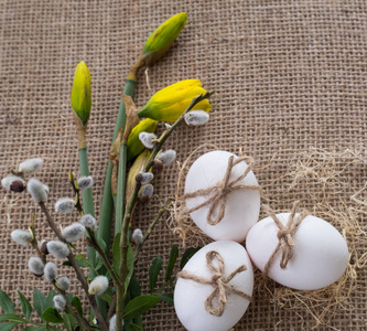 复活节春季花束和鸡蛋的节日背景