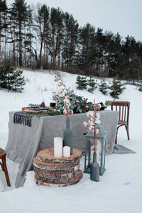 冬天婚礼装饰的一张桌子在自然