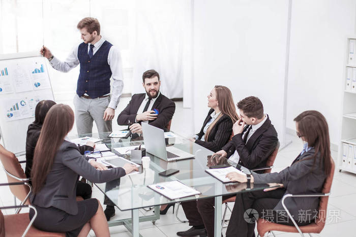 商务小组讨论在办公室工作的一个新的财务项目的介绍