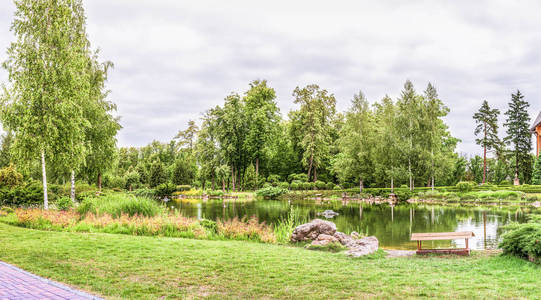 基辅附近 Mezhyhiria 泉湖全景