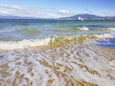 Vilanova de Arousa Sinas 海滩岸边的海浪破浪