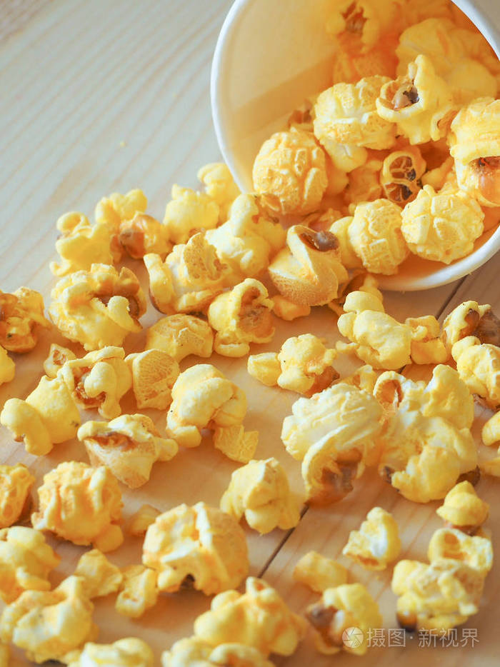 在木桌上洒爆米花