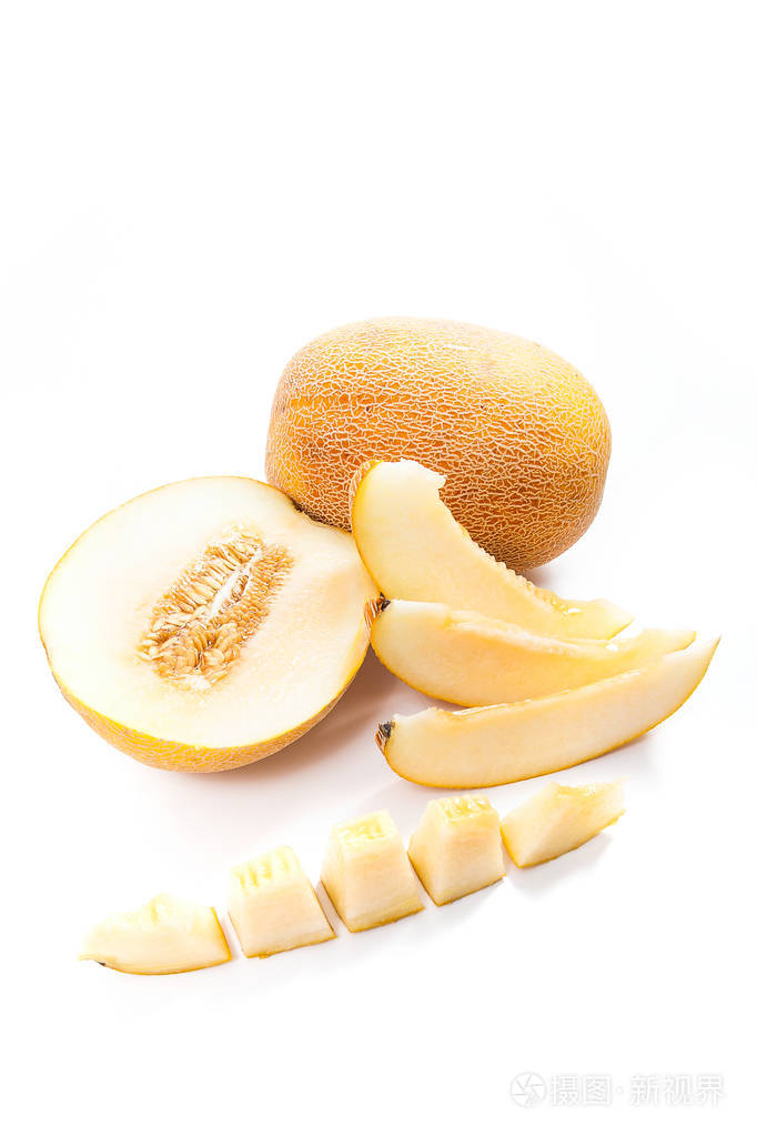 整个一半切片蜜瓜热带水果上孤立