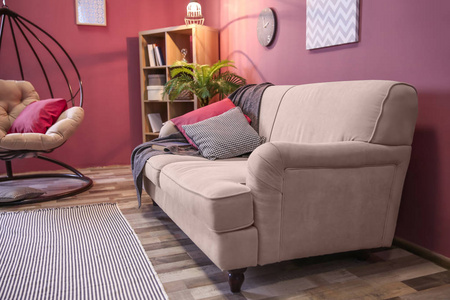 典雅的客厅内饰与舒适的沙发和摇摆椅