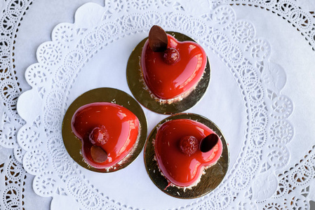 三红色蛋糕以心脏的形式与树莓在顶部照片