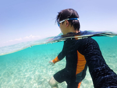 一个人在海里游泳, 半水半天照片