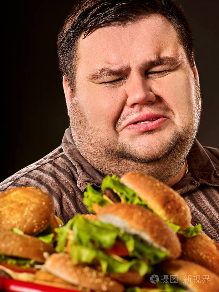 胖子吃快餐汉堡早餐为超重的人的