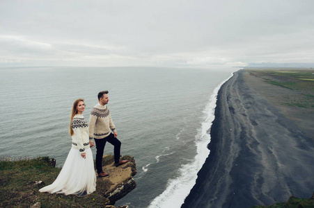 在悬崖上的毛衣结婚夫妇
