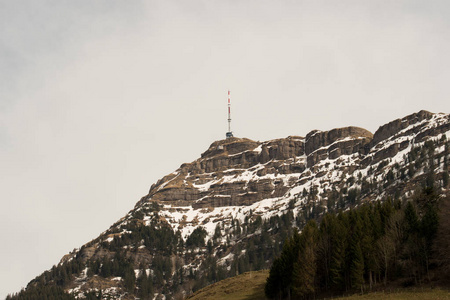 山 Rigi 山顶在瑞士。天线在山顶上