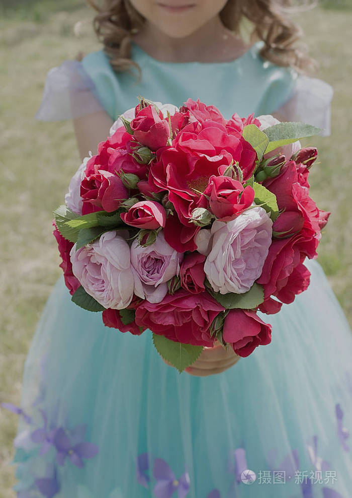 女孩捧着一束美妙的花束.前视图