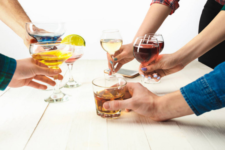 干杯白酒图片 干杯白酒素材 干杯白酒插画 摄图新视界