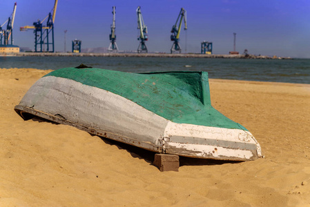 一艘木船在港口的背景下被打开了。