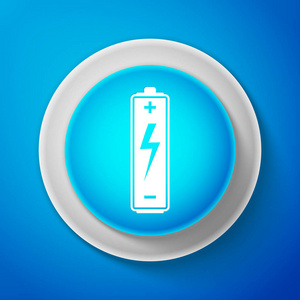 白色电池图标在蓝色背景上被隔离。圆圈蓝色按钮与白色线。矢量插图