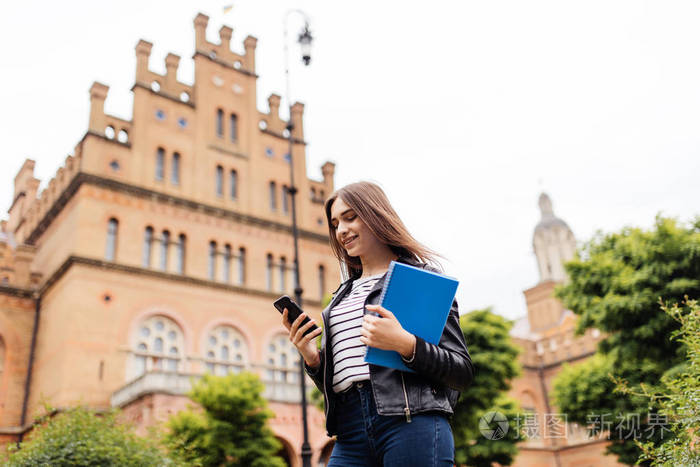 快乐的学生在大学校园外发送课文