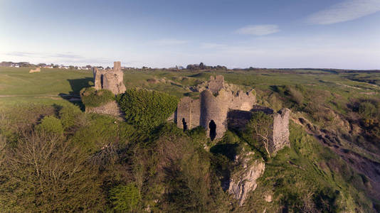 英国南威尔士斯旺西高尔半岛 Pennard 城堡遗址, 俯瞰三悬崖湾