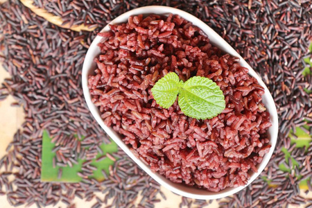 熟黑米和生有机 riceberry 米