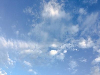 美丽的云彩对蓝天背景。乌云密布的天空。蓝天白云天气, 自然云。白云, 蓝天和太阳