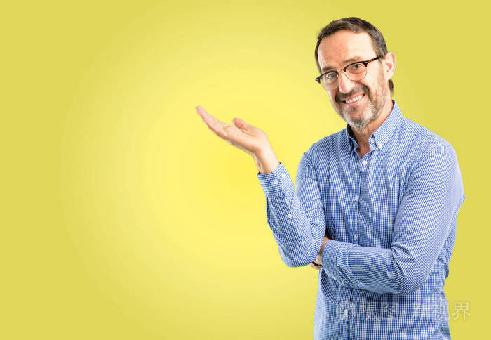 英俊的中年男子拿着东西在他的空手