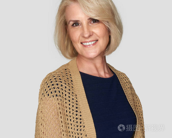 美丽的老妇人牙齿微笑老妇人看着相机工作室隔离