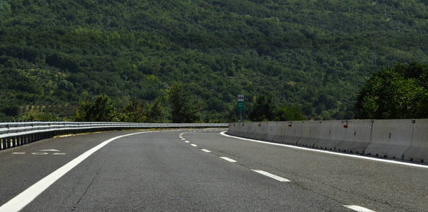 道路高速公路与风景在背景