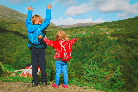 快乐的小男孩和女孩旅行在自然, 家庭在挪威