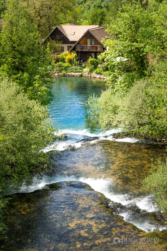 rastoke的村庄由一条korana河与木房子和瀑布克罗地亚