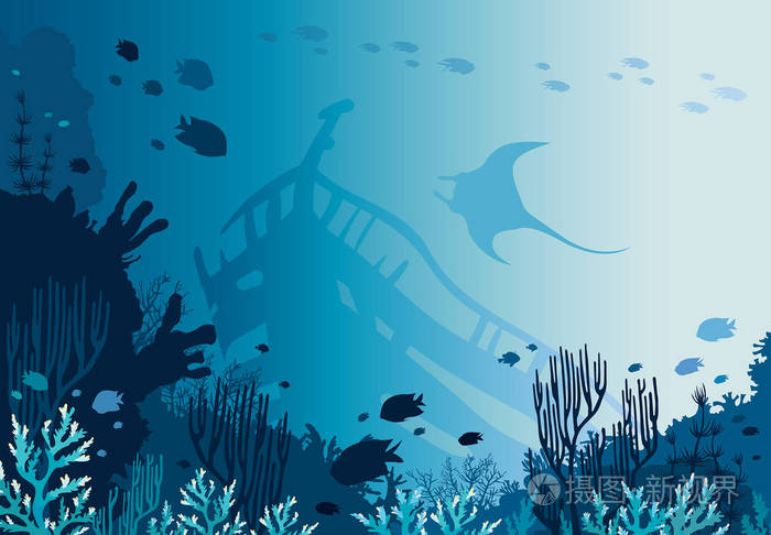 美丽的珊瑚礁与鱼的学校, 沉船和蝠鲼的剪影在蓝色的海背景.