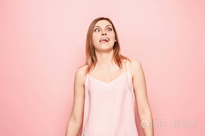 眯着眼睛的女人带着奇怪的表情
