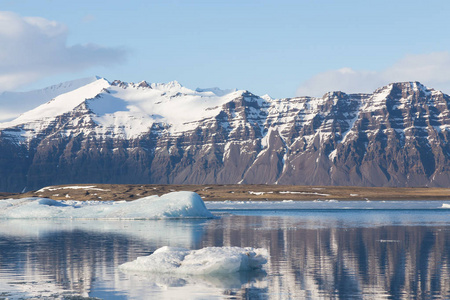 Jokulsarlon 冬季湖带黑色火山山背景, 冰岛冬季自然景观