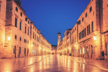 Stradun 加泰 的历史街道在克罗地亚的杜布罗夫尼克的老镇在晚上著名旅游目的地克罗地亚。杜布罗夫尼克老城于1979年被列