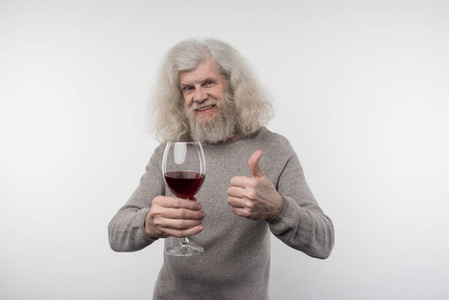 正胡子男子享受葡萄酒照片