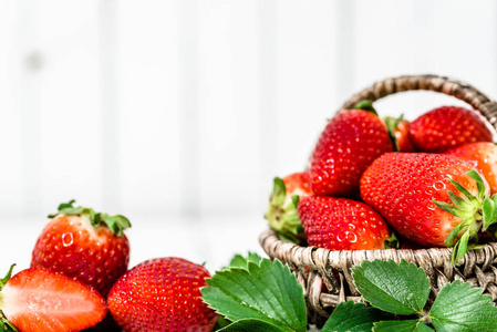 新鲜草莓在篮子, 浆果果子在农夫市场上