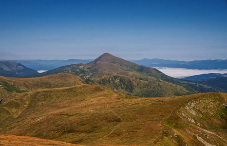 美丽的山和蓝天在喀尔巴阡山。乌克兰