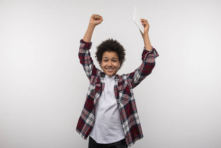 好聪明的男孩举着他的手照片