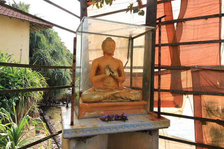 佛像在 Parey 羽 岩石在水中 或 Paravi Dupatha, 佛庙在城市马特勒前, 斯里兰卡