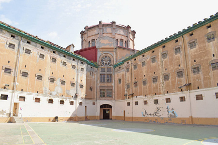 模型巴塞罗那, 老闭合的监狱