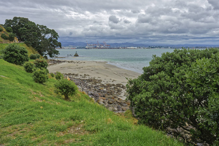 Taurang 新西兰, 2018年1月15日 海滩在山 Maunganui 与文字在沙子