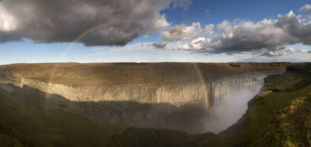 全景拍摄的 Gullfoss 瀑布与美丽的彩虹, 冰岛