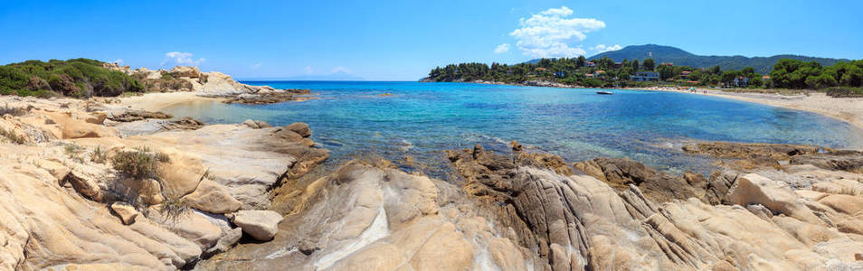 爱琴海海海岸全景和 Karidi 或 Karydi 海滩 Chalkidiki, 希腊。人们无法辨认