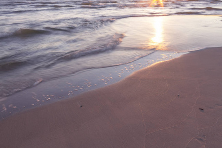 沙波罗的海海滩在日落期间
