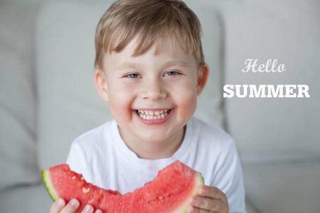 一个4岁的小可爱男孩正在吃西瓜。夏天。热。西瓜。一个带着西瓜的快乐男孩的肖像。明亮的色调